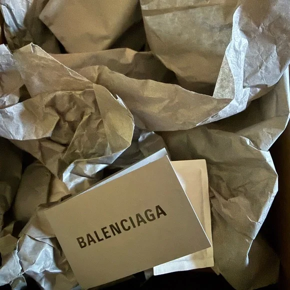 Balenciaga Off-White High-Top Sneakers - Picture 6 of 7